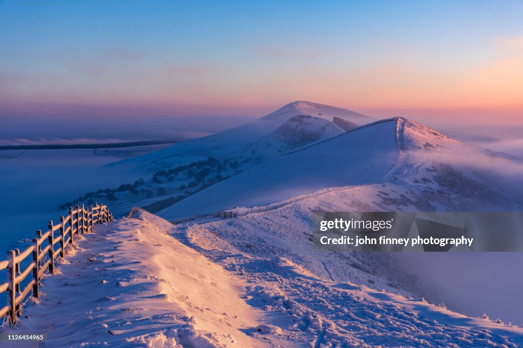 A Stunning Sunrise Along The Great Ridge To Lose Hill Pike Castleton ...