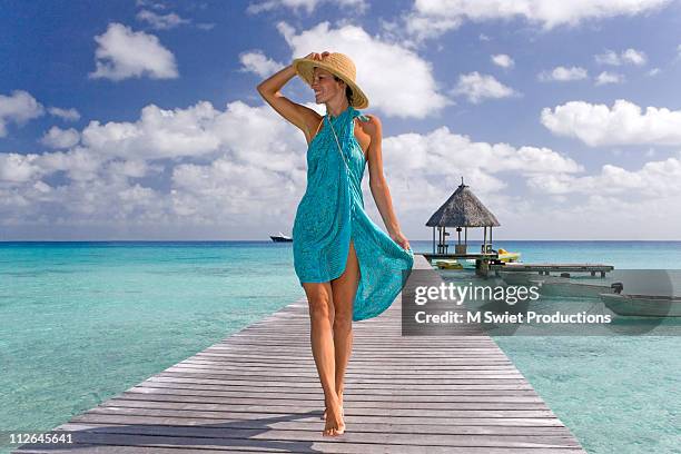 woman tahiti smiling happy - sarong imagens e fotografias de stock