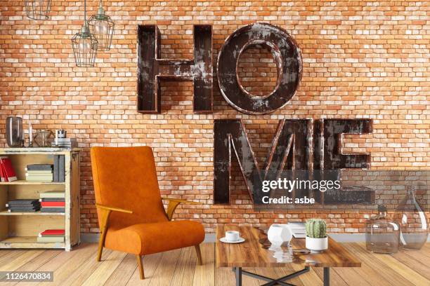 interieur met fauteuil en thuis plank - home sweet home stockfoto's en -beelden