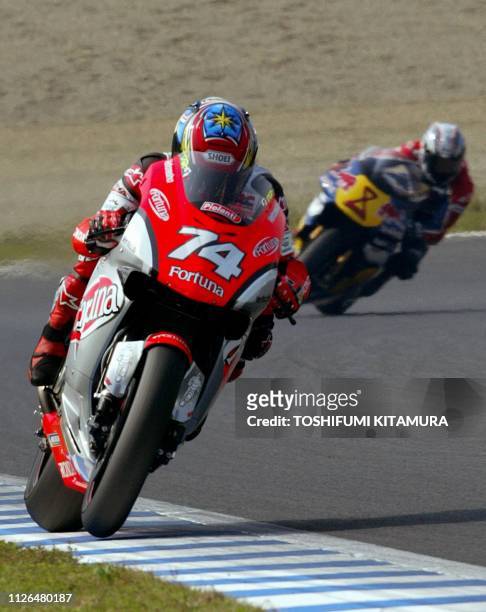 Daijiro Kato of Japan leads Garry McCoy of Great Britain during the MotoGP class of the Pacific Grand Prix in Twin Ring Motegi 05 October 2002. Kato...
