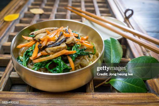 korean stir-fried glass noodles (japchae) - vermicelle chinois photos et images de collection
