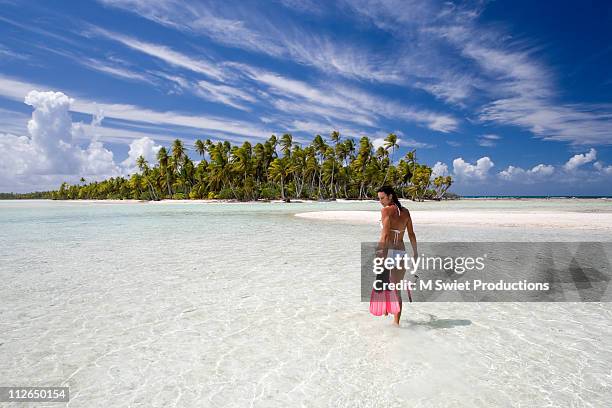 vacation-islands-tahiti-woman - french polynesia stockfoto's en -beelden