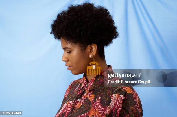 portrait of an african american young woman - afroamerikansk kultur bildbanksfoton och bilder