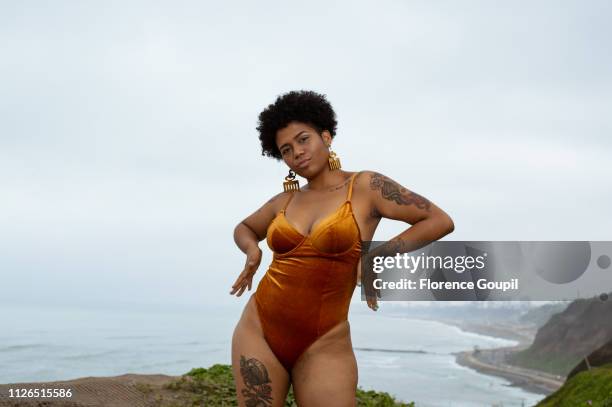 powerful african american woman portrait with sea scape - showus fotografías e imágenes de stock