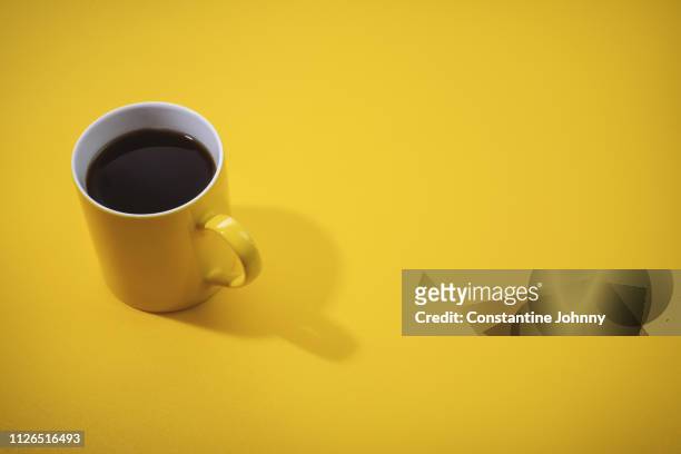 yellow coffee mug on yellow background. - mug photos et images de collection