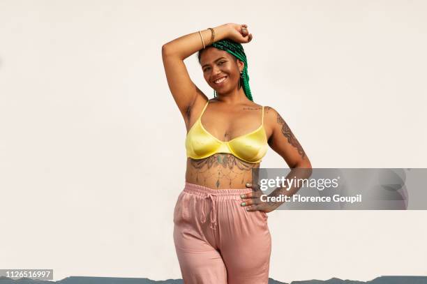 afro descendant confident woman - body positive stockfoto's en -beelden