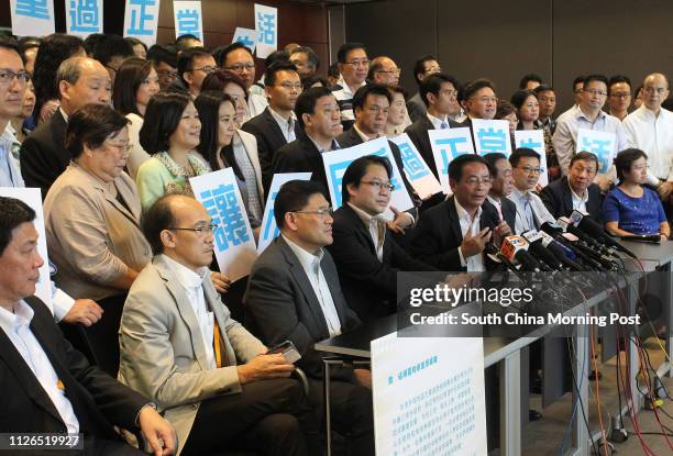 District Council members jointly sign an open letter to "Occupy Central" protesters, calling to immediately stop the occupation and restore community...
