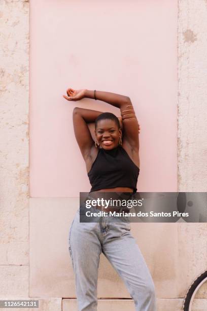 black young woman looking at camera - lichaamsbouw stockfoto's en -beelden