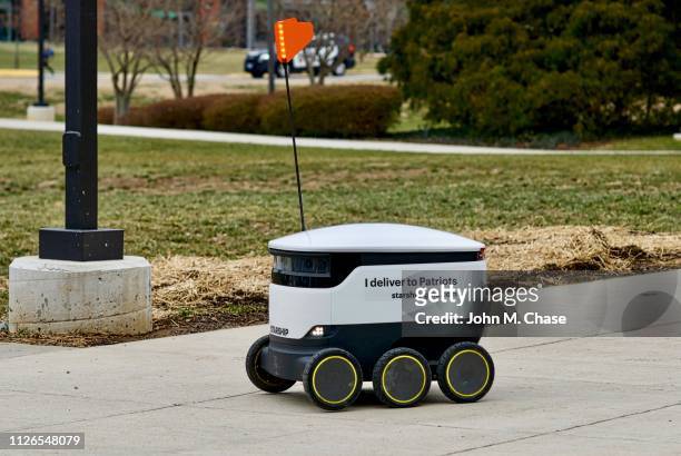 lieferung-roboter an der george mason university - campus security car stock-fotos und bilder