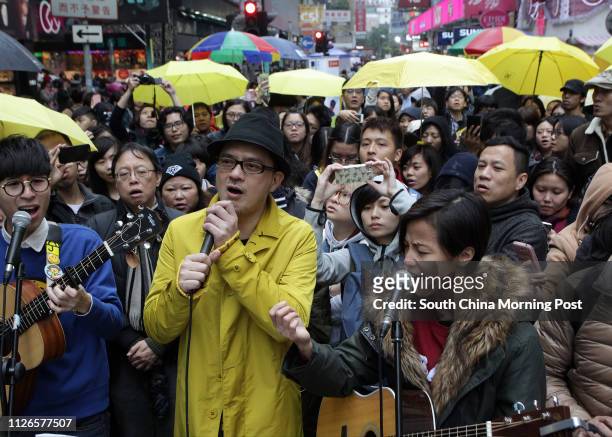 Anthony Wong Yiu-ming and singer Denise Ho wan-see held "yellow Christmas music streaming" activities from noon to five locations, singing Christmas...