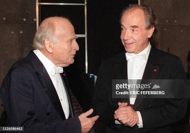 Picture tken on Nobember 18, 1997 shows violonist and director Yehudi Menuhin speaking with Austrian pianist Paul Badura-Skoda in Paris. Paul...