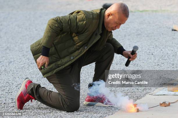 The artist Cai Guo Qiang turn on the fuse that will cause the explosion of the artistic performance "In The Volcano", in the amphitheater of the...