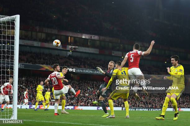 Sokratis Papastathopoulos of Arsenal scores a goal to make it 3-0 and 3-1 on Aggregate during the UEFA Europa League Round of 32 Second Leg match...