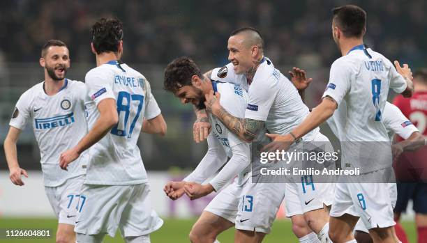 Andrea Ranocchia of FC Internazionale celebrates his goal with his team-mate Radja Nainggolan during the UEFA Europa League Round of 32 Second Leg...