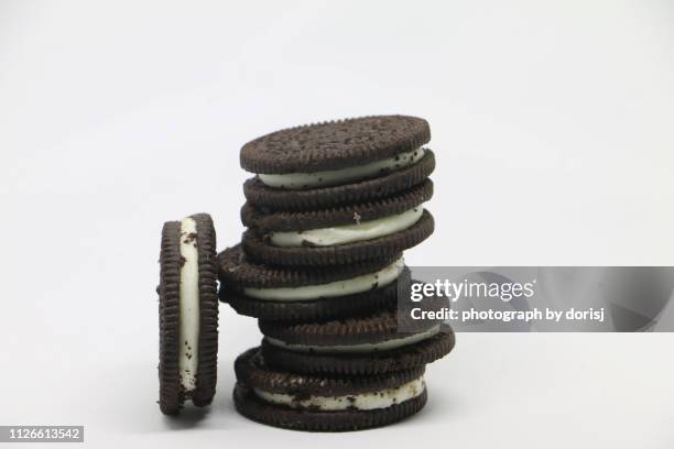oreo sandwich cookies - sandwich cookie stock pictures, royalty-free photos & images