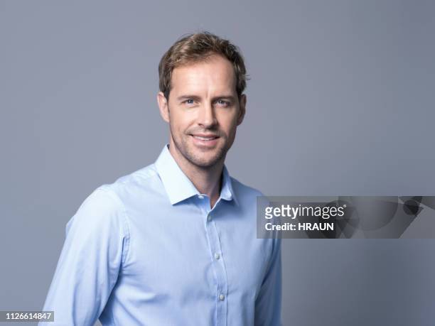 ritratto di uomo d'affari sorridente su sfondo grigio - tutti i tipi di top foto e immagini stock
