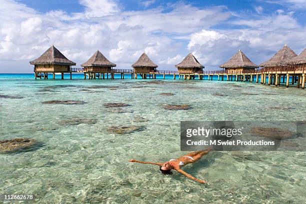 woman sunbathing luxury resort - tuamotus imagens e fotografias de stock
