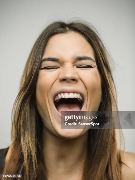 porträt des kaukasischen junge frau mit sehr aufgeregt ausdruck und geschlossenen augen - mund stock-fotos und bilder
