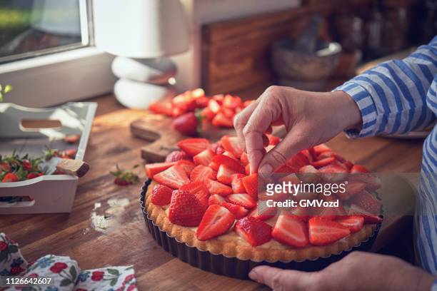 vorbereitung von erdbeer-tarte mit vanillecreme - erdbeerkuchen stock-fotos und bilder