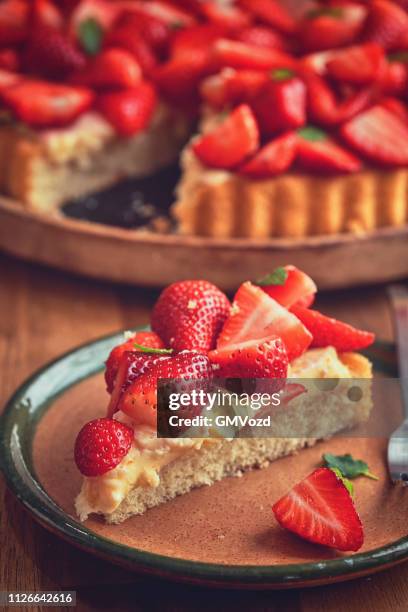 バニラ クリームとイチゴのタルト - ショートケーキ ストックフォトと画像