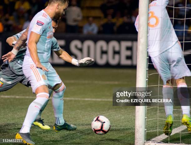 Costa Rica's Club Sport Herediano goal keeper Daniel Cambronero vies for the ball with United States United Atlanta FC Leandro Gonzalez and Jeffrey...