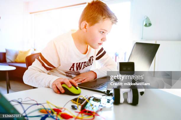 jongen werkt met elektronica en leer hoe code en maken van uitvindingen - child with robot stockfoto's en -beelden