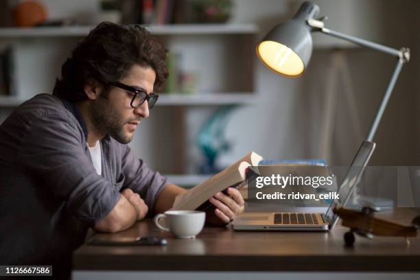 homme lisant le livre sur la table - blank book on desk photos et images de collection