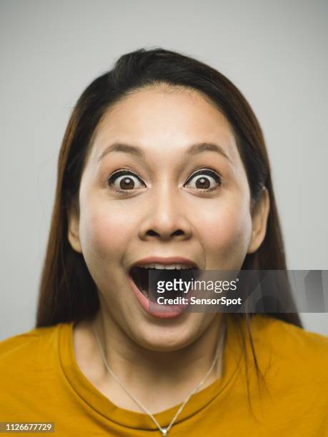 echte malaysischen junge frau mit überrascht ausdruck - facial expression woman stock-fotos und bilder