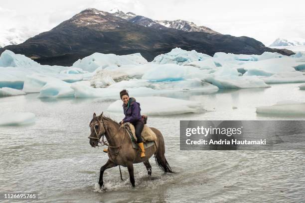 chilean woman rides a horse in glacial lake - 1 woman 1 horse fotografías e imágenes de stock