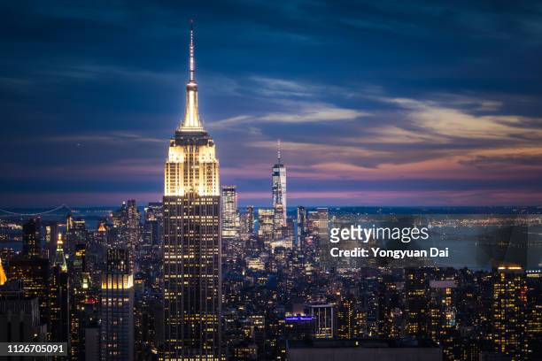 empire state building and new york city skyline at night - manhattan skyline - fotografias e filmes do acervo