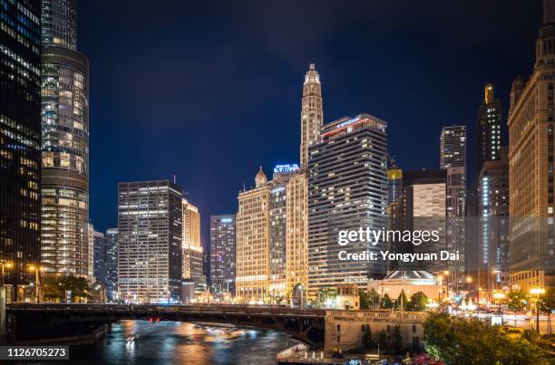 chicago skyline at night - michigan avenue chicago ストックフォトと画像