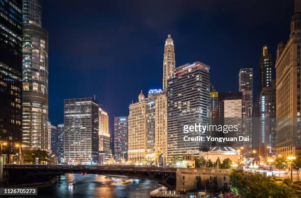 chicago skyline at night - michigan avenue chicago stockfoto's en -beelden