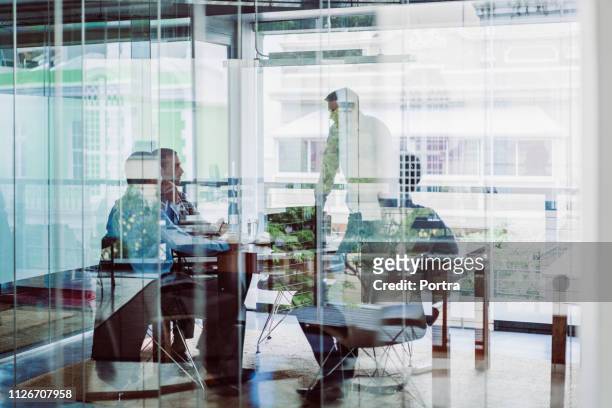 colleghi di lavoro in riunione in ufficio - sala conferenze foto e immagini stock