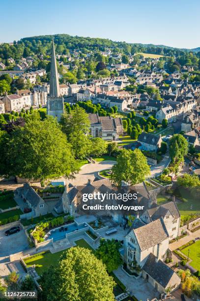 fotografia aérea de verão torre igreja do vilarejo pitoresco país painswick cotswolds - cotswolds - fotografias e filmes do acervo