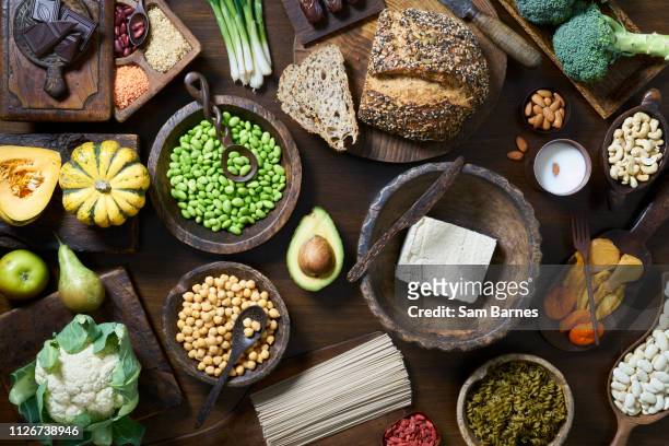 vegan food selection - koolhydraat voedsel stockfoto's en -beelden