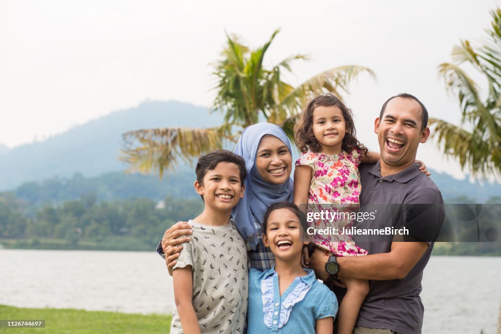 Retrato de familia feliz de Malasia en el Parque