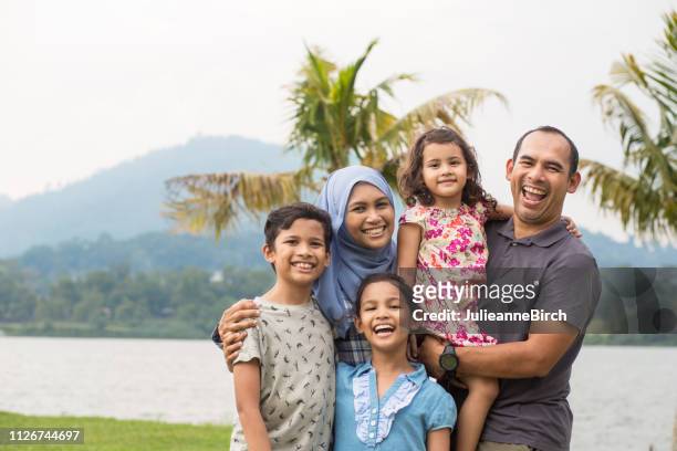 愉快的馬來西亞家庭的畫像在公園 - 馬來西亞人 個照片及圖片檔