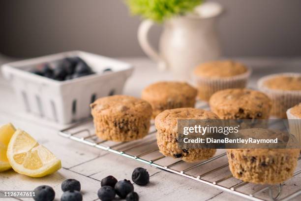 muffins citron-bleuets - biscuit au babeurre photos et images de collection