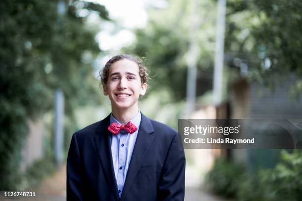 porträt eines teenagers lächelnd und trägt einen anzug für seine prom night - 90s teens stock-fotos und bilder