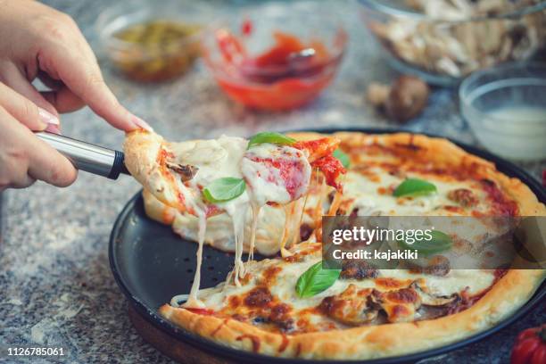 pizza peperoni fatta in casa appena sforata - mozzarella foto e immagini stock