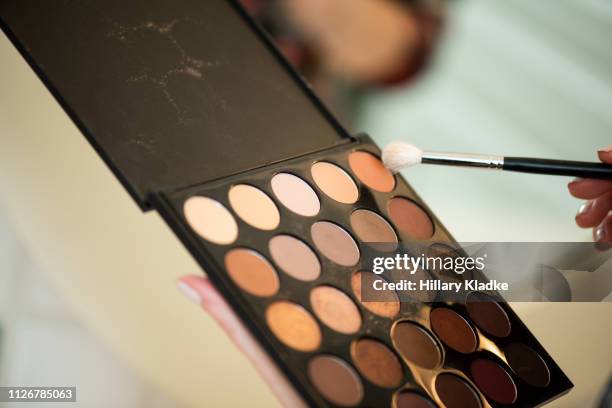 neutral colored makeup palette - paleta de maquillaje fotografías e imágenes de stock