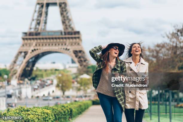 twee vriendinnen in parijs - family holiday europe stockfoto's en -beelden