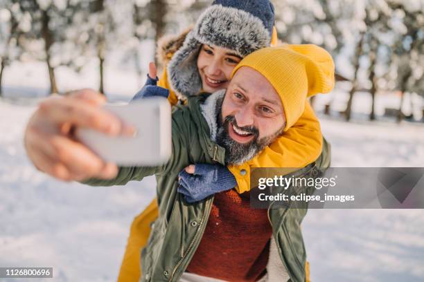 nehmen wir ein selfie für mama - let it snow stock-fotos und bilder