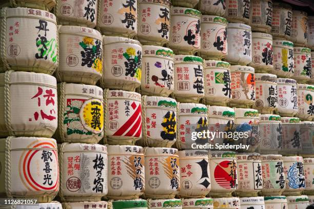 wand der sake-fässer - sake stock-fotos und bilder