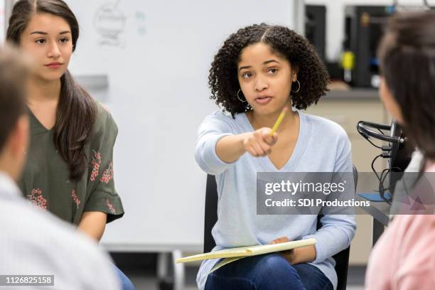 tiener meisje neemt vraag tijdens ernstige high school studiegroep - debat stockfoto's en -beelden