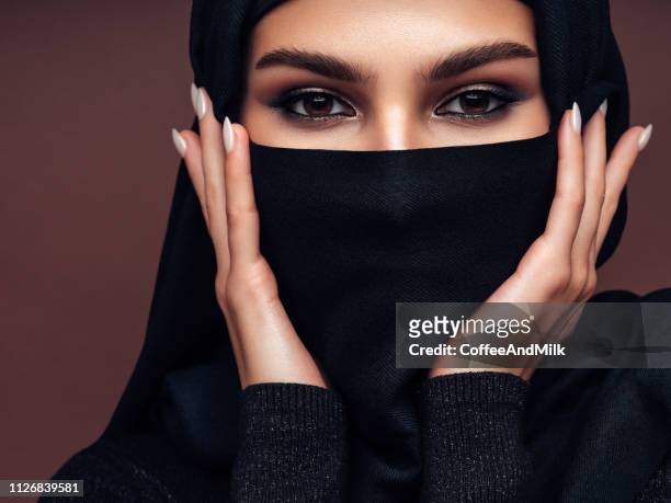 schöne, geheimnisvolle frau - niqab stock-fotos und bilder