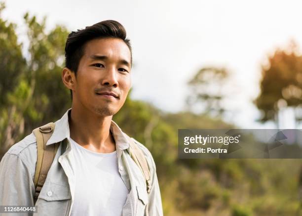 close-up portret van vertrouwen mannelijke backpacker - korean man stockfoto's en -beelden