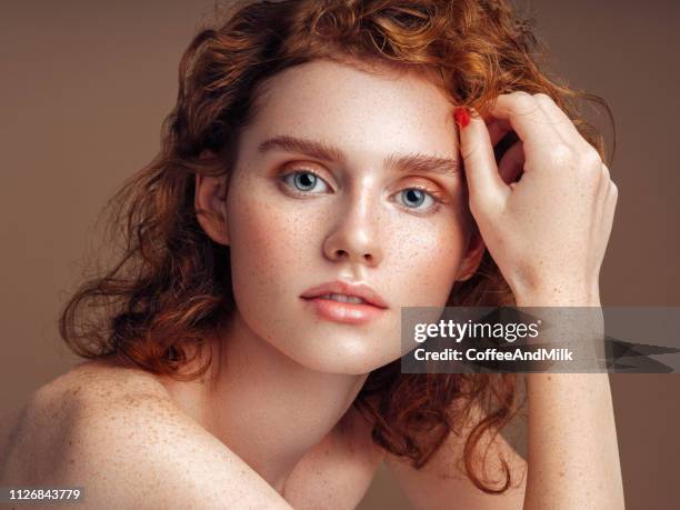 zärtliche porträt eines schönen mädchens - redheaded women stock-fotos und bilder