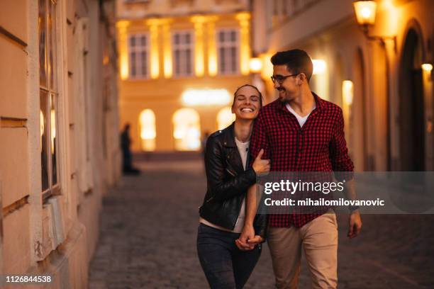 feliz pareja joven - romantic fotografías e imágenes de stock