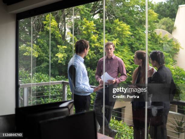 オフィスのバルコニーで議論するビジネスの人々 - business tree ストックフォトと画像